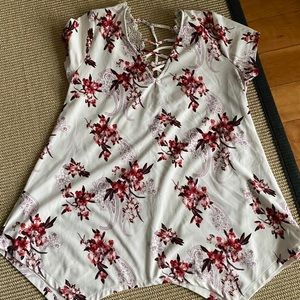 Daytrip white floral v-neck